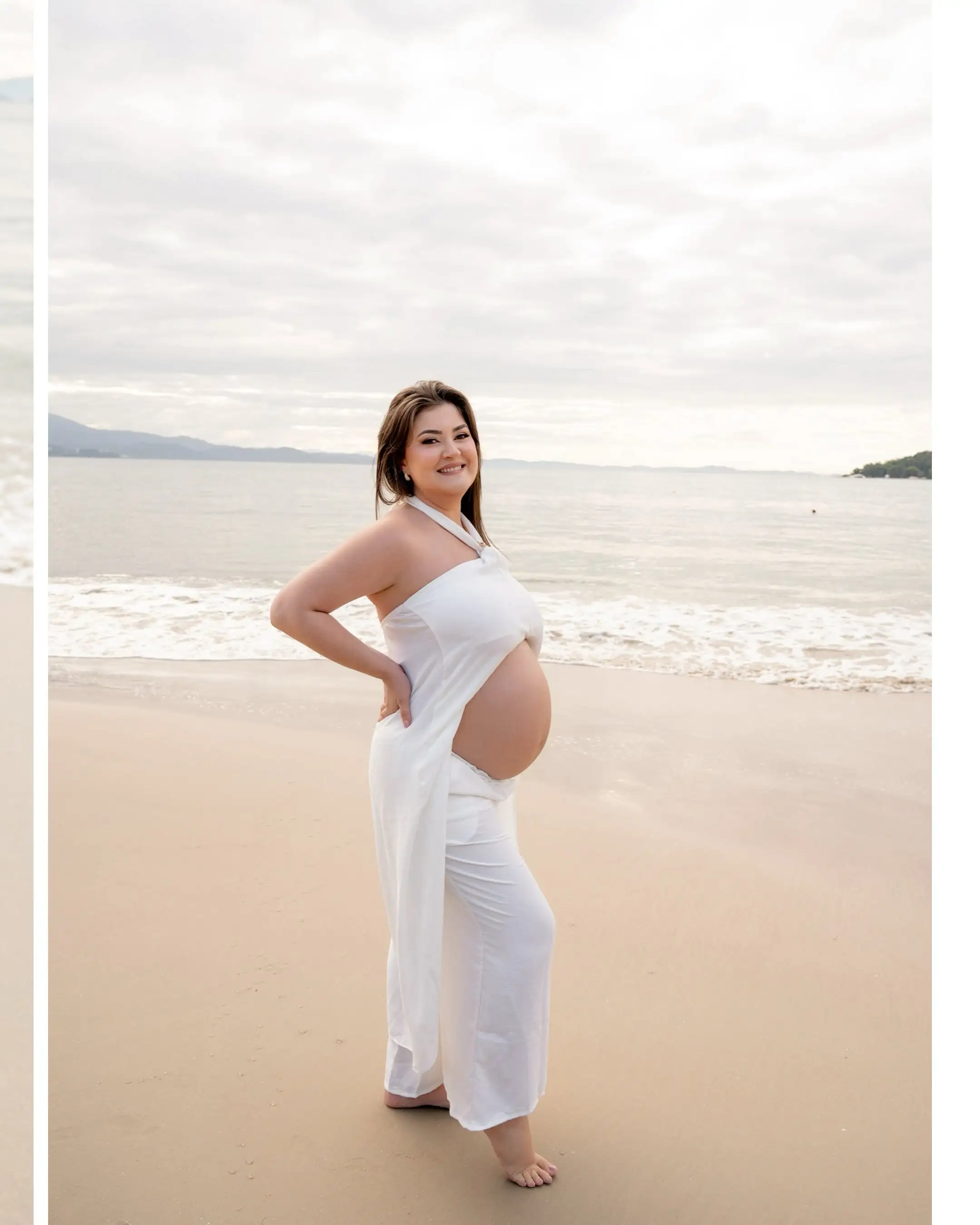 Retrato fechado da gestante destacando barriga, mãos e expressão serena.
