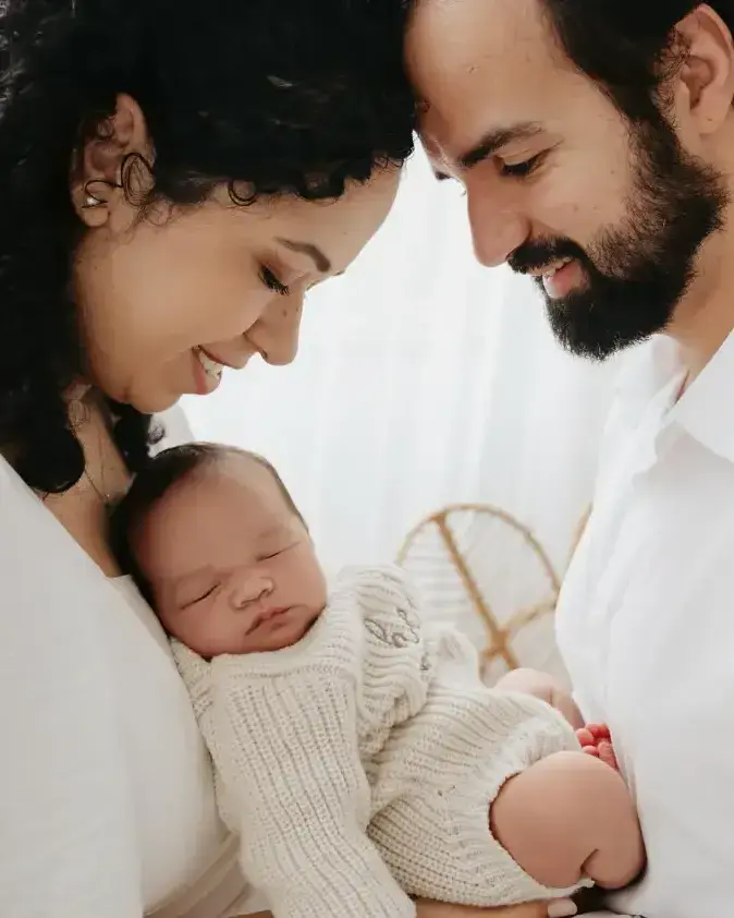 Ensaio newborn em Florianópolis com bebê no colo dos pais