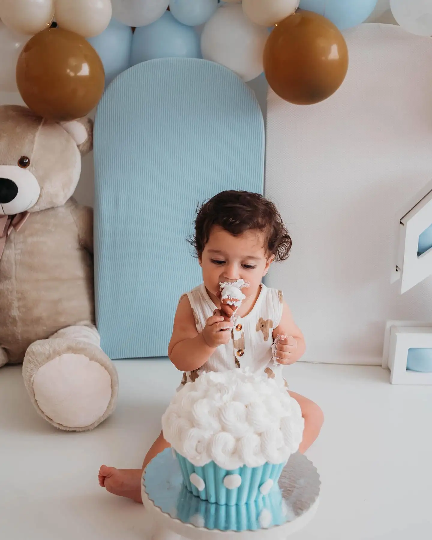 Smash the cake com cenário personalizado elegante, texturas suaves e expressão divertida.
